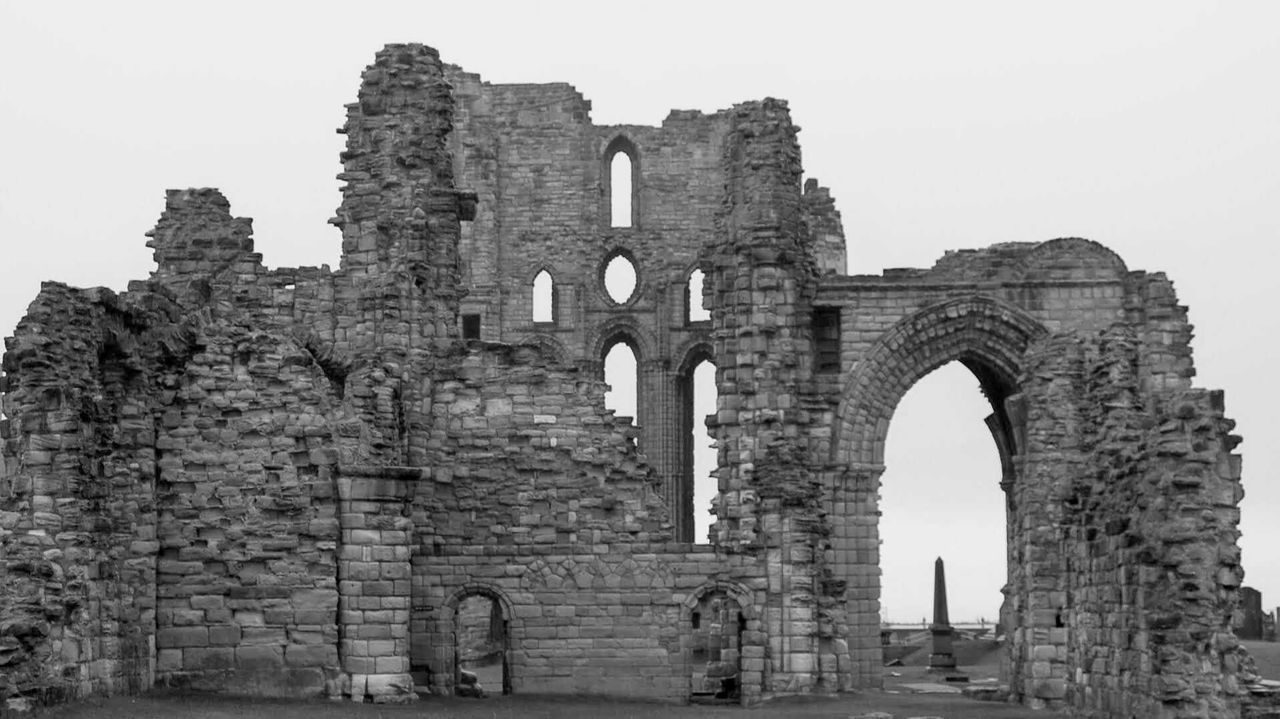 OLD RUIN BUILDING AGAINST SKY