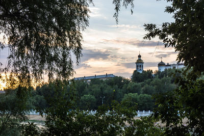 Building with trees in background