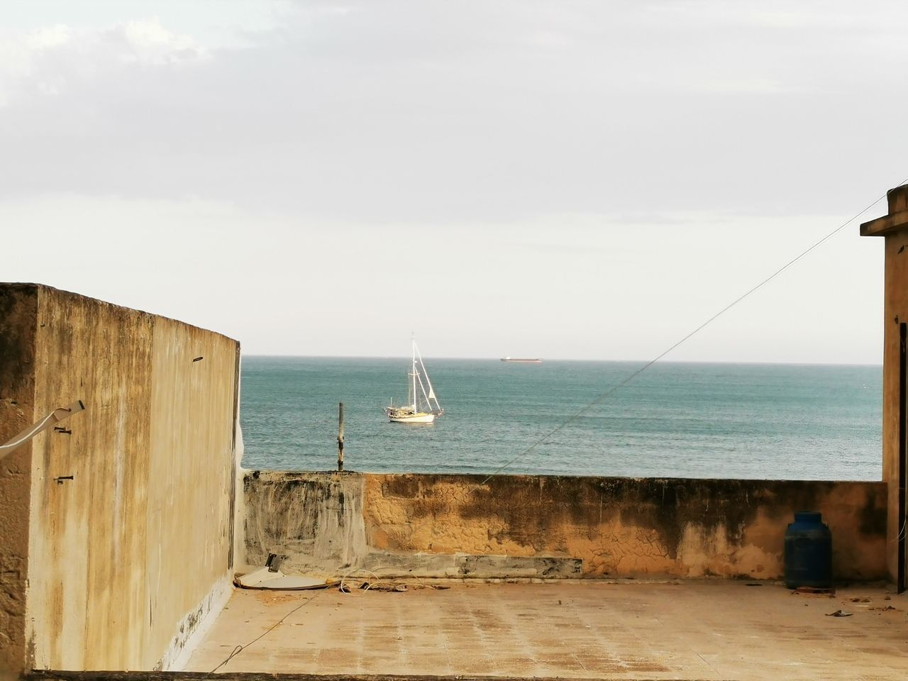 SAILBOAT ON SEA AGAINST SKY