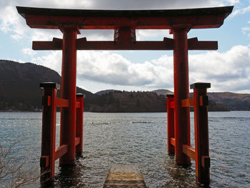 Hakone shrine at lake ashinoko against sky