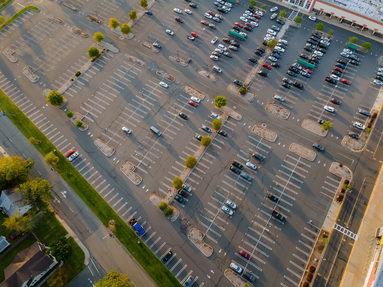 HIGH ANGLE VIEW OF VEHICLES ON ROAD