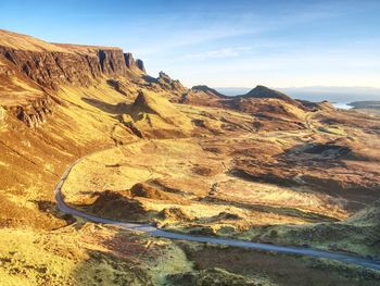 Empty curvy road in scottish highlands. northwest part of quiraing hill, on the isle of skye