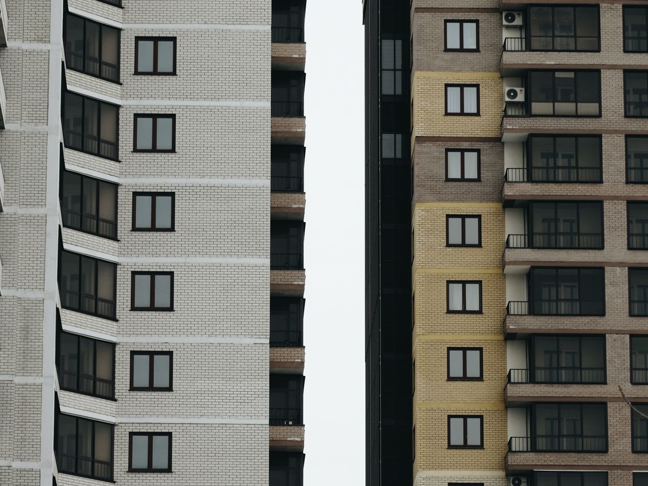 building exterior, architecture, window, outdoors, built structure, no people, day, city, low angle view, fire escape