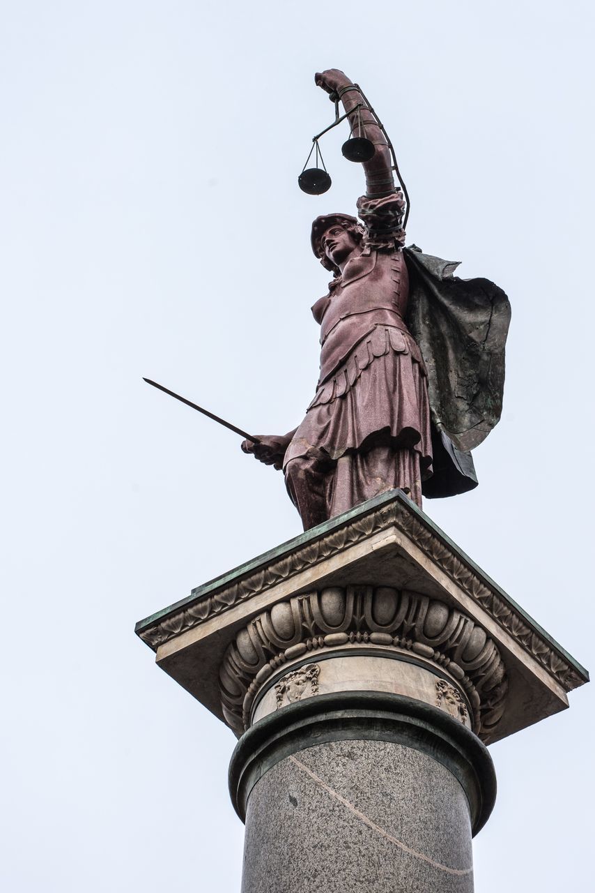 LOW ANGLE VIEW OF STATUE OF A MONUMENT