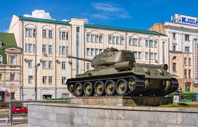 Statue of historic building in city against sky