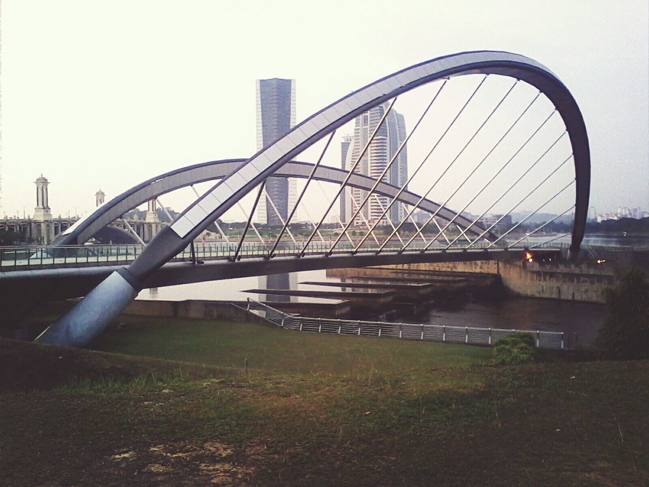 bridge - man made structure, built structure, architecture, connection, clear sky, engineering, river, bridge, transportation, sky, metal, water, copy space, city, building exterior, outdoors, day, no people, railing, arch