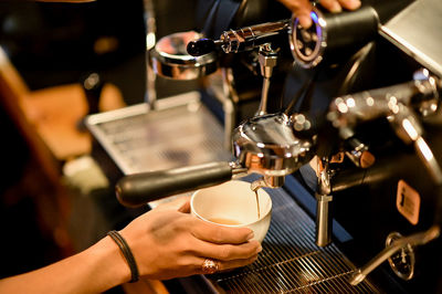 Cropped hand of man holding coffee