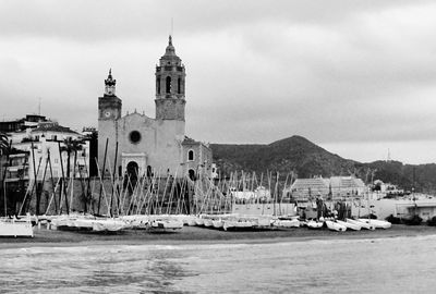 Panoramic view of sea and buildings against sky