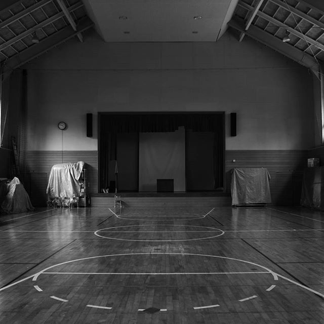 architecture, built structure, indoors, the way forward, empty, building exterior, flooring, tiled floor, corridor, building, ceiling, walkway, absence, sunlight, diminishing perspective, illuminated, day, tile, door, shadow