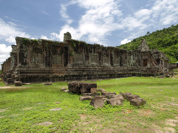 Old ruin building against sky