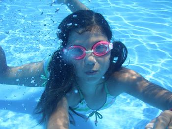 Portrait of young woman in sunglasses