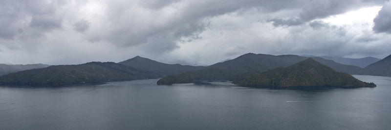 Panoramic view of lake and mountains against sky