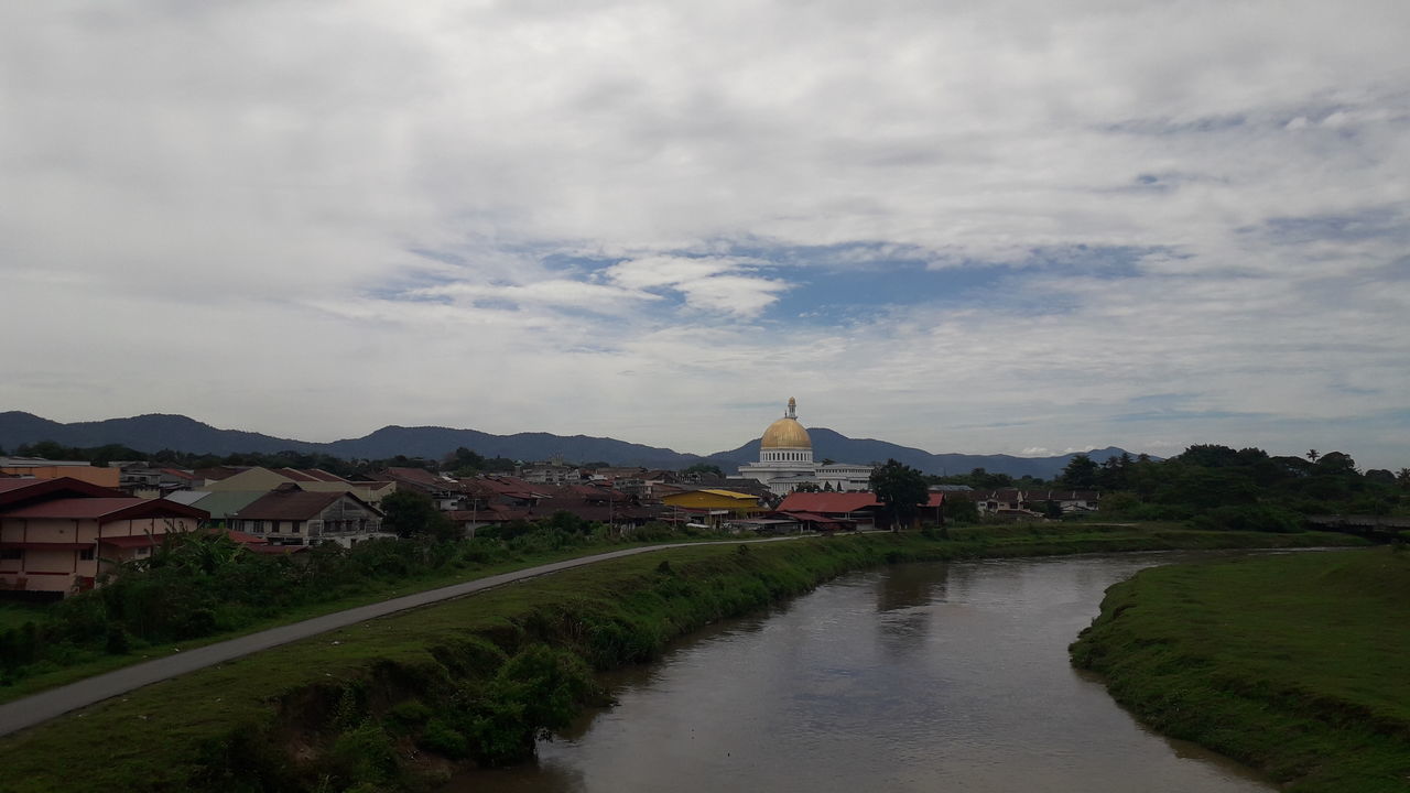 RIVER BY BUILDINGS AGAINST SKY IN CITY