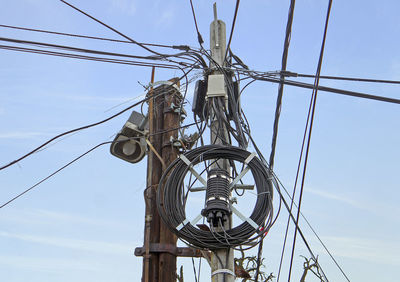 Pylon with dozens of messy telecommunication wires