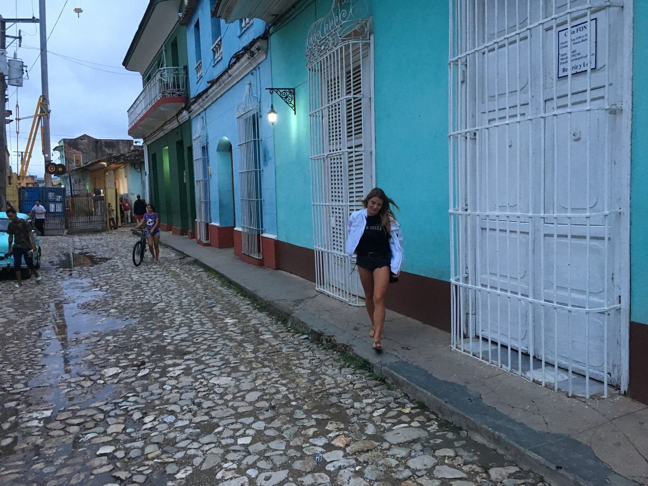 building exterior, built structure, architecture, real people, walking, outdoors, the way forward, full length, one person, lifestyles, women, day, sky, city, people