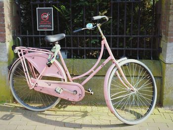 Side view of bicycle in basket