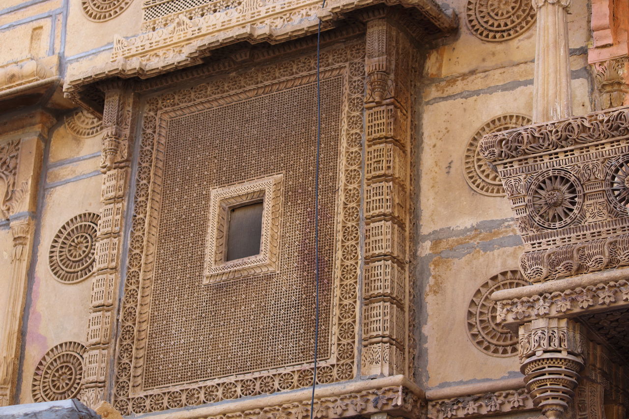 LOW ANGLE VIEW OF CROSS ON BUILDING