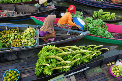 Activity in pasar terapung or floating market banjarmasin, south kalimantan, indonesia