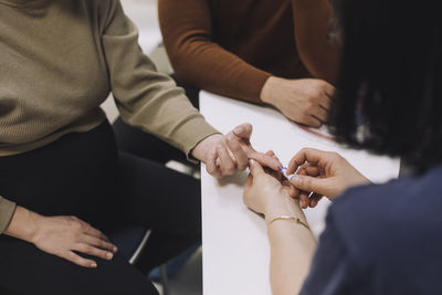 Female doctor doing sugar test of pregnant woman in medical clinic