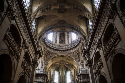 Huge nave of the saint paul church in paris