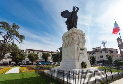 Statue of building against cloudy sky