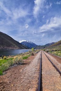 Deer creek reservoir by mount timpanogos in utah county, united states. hiking views