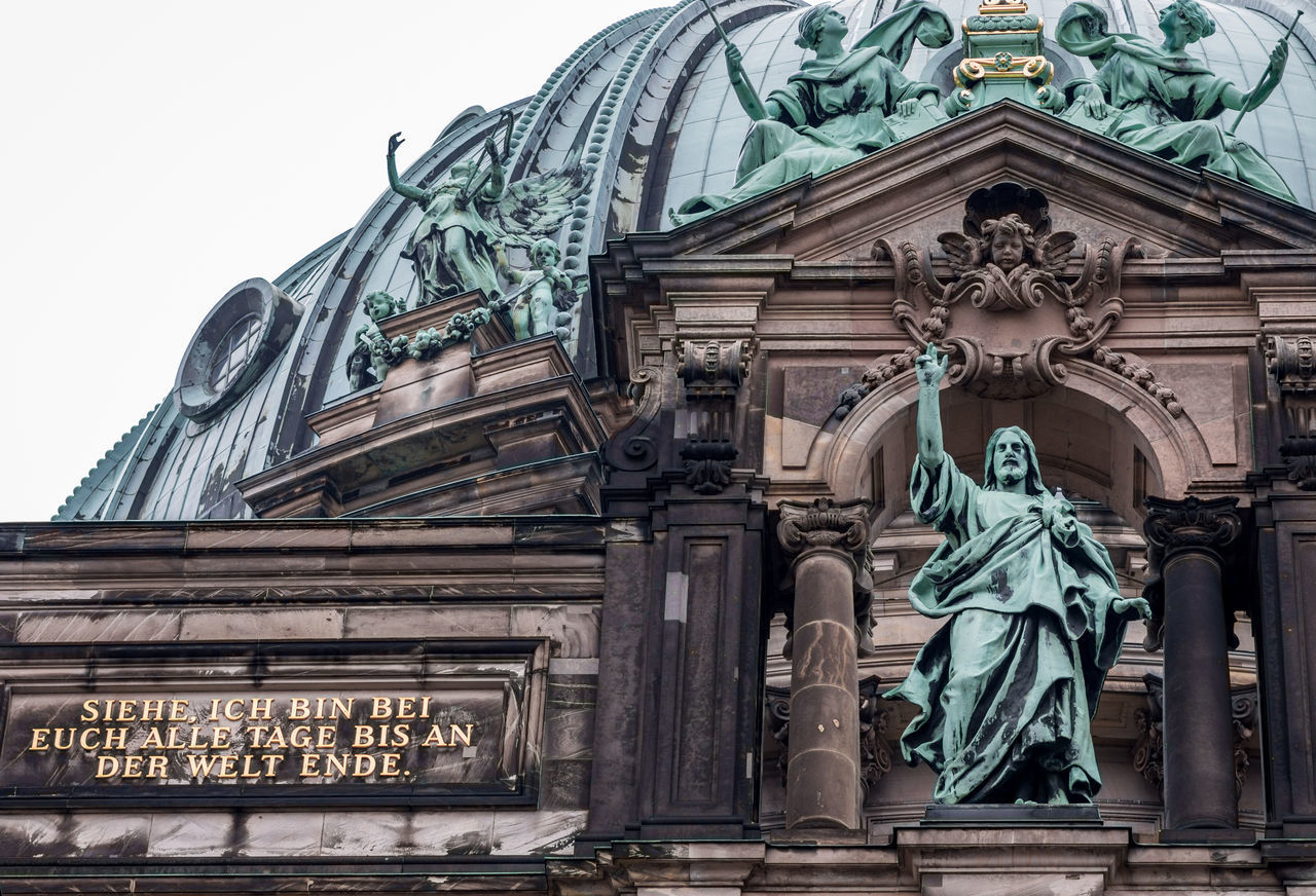 LOW ANGLE VIEW OF STATUE OF CATHEDRAL AGAINST SKY