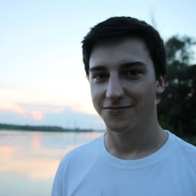 portrait, looking at camera, person, headshot, front view, young adult, lifestyles, focus on foreground, casual clothing, water, smiling, young men, leisure activity, head and shoulders, close-up, standing, happiness