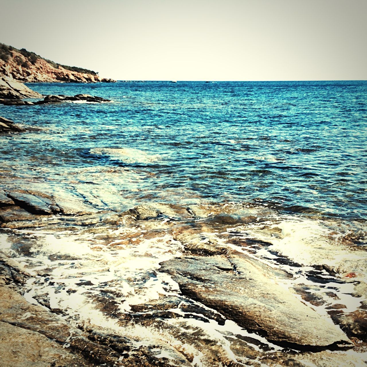 water, sea, horizon over water, tranquil scene, clear sky, scenics, beauty in nature, tranquility, beach, nature, shore, wave, idyllic, rock - object, rippled, blue, coastline, copy space, rock formation, sky