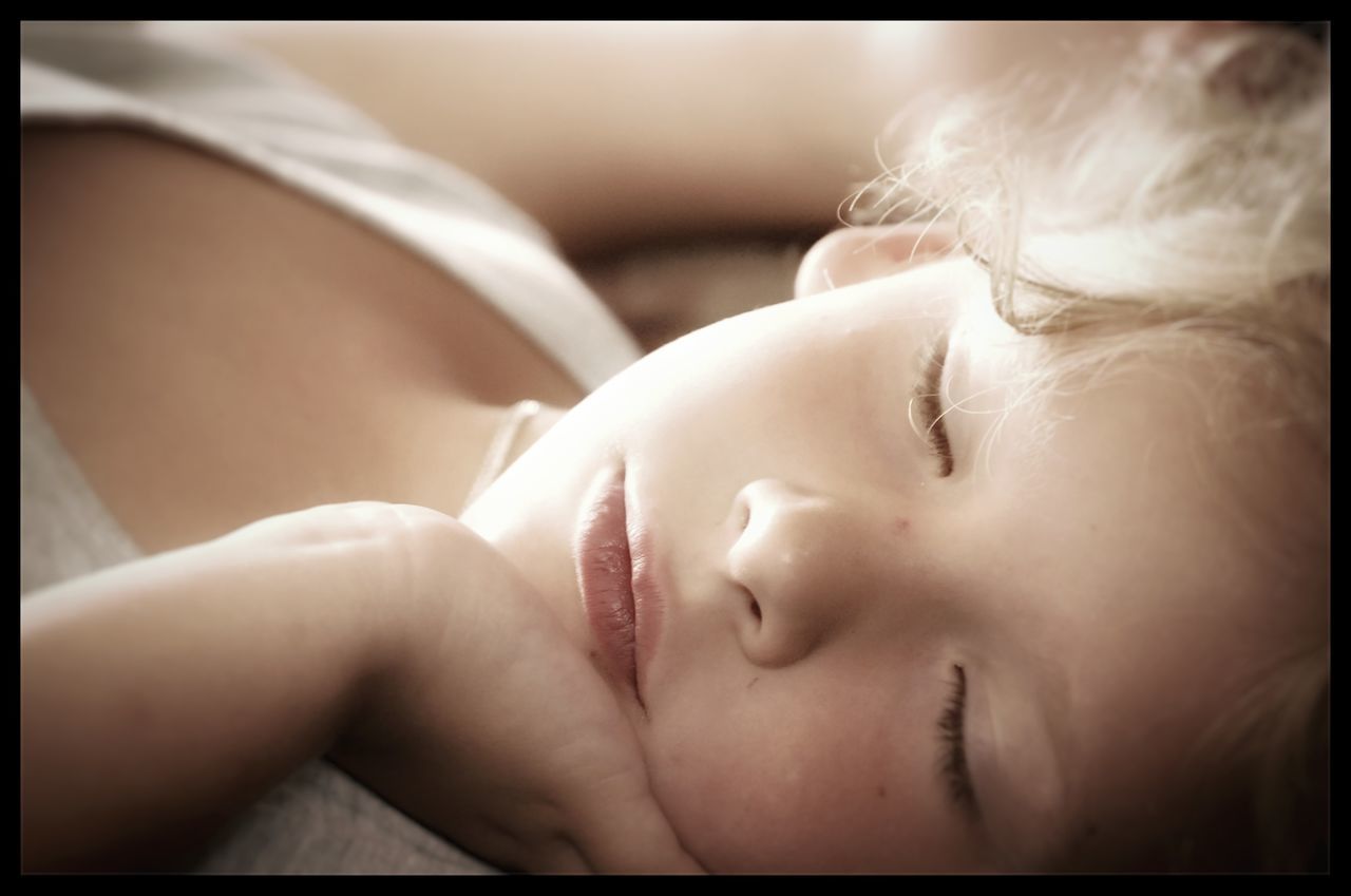 two people, baby, real people, close-up, babyhood, bonding, relaxation, newborn, indoors, beginnings, new life, women, fragility, togetherness, young women, day, human hand