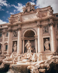 Statue of historical building against cloudy sky