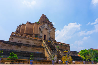 Wat chedi luang is a buddhist temple in chiang mai, thailand