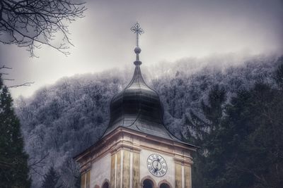 Statue of historic building against sky