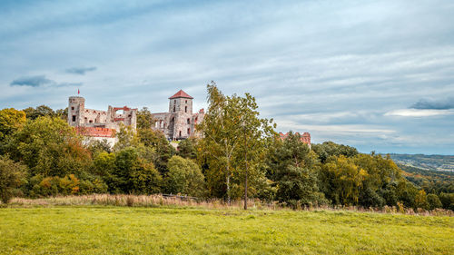 Tenczyn castle in rudno on the trail of the eagles' nests. a beautifully situated fortress. 