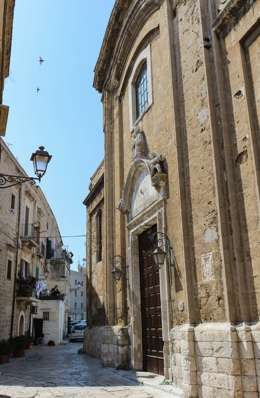 LOW ANGLE VIEW OF OLD HISTORIC BUILDING AGAINST SKY