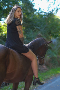 Full length of woman wearing hat