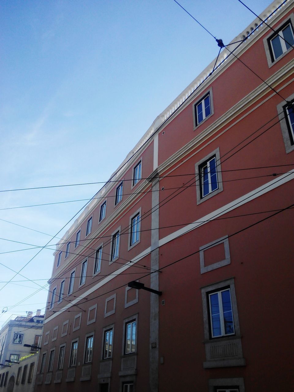 LOW ANGLE VIEW OF BUILDING AGAINST CLEAR SKY