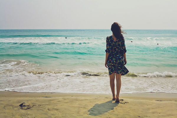 sea, horizon over water, beach, water, shore, full length, lifestyles, standing, leisure activity, rear view, sand, wave, vacations, sky, casual clothing, beauty in nature, scenics, clear sky