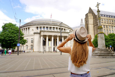 Beautiful tourist woman strolling in st peter square in the city of manchester, united kingdom