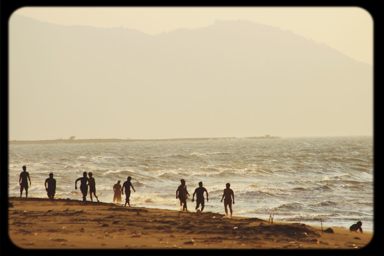 sea, water, beach, large group of people, horizon over water, transfer print, men, leisure activity, lifestyles, vacations, shore, togetherness, person, auto post production filter, mixed age range, scenics, beauty in nature, nature, tourist