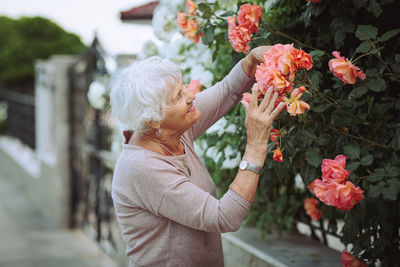 Portrait of woman holding flowers