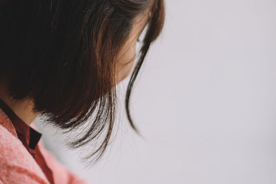 Side view of woman against wall