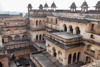 Beautiful view of orchha palace fort, raja mahal and chaturbhuj temple from jahangir mahal, orchha