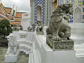 Statue against sky