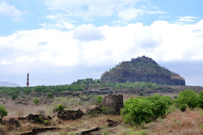 Ruins of castle against cloudy sky