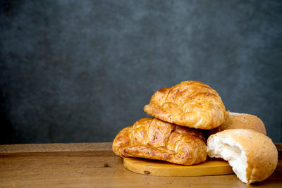 Close-up of bread on cutting board