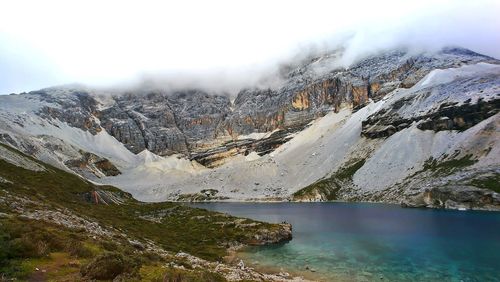 Panoramic view of lake and mountains against sky