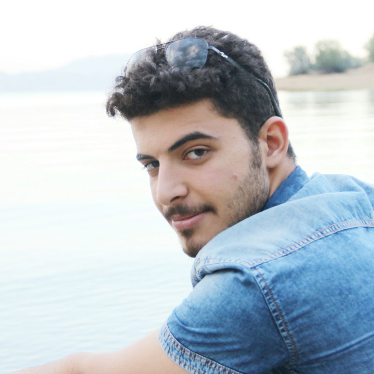 lifestyles, person, young adult, headshot, young men, portrait, looking at camera, leisure activity, casual clothing, waist up, front view, sunglasses, focus on foreground, head and shoulders, water, handsome, smiling, beard