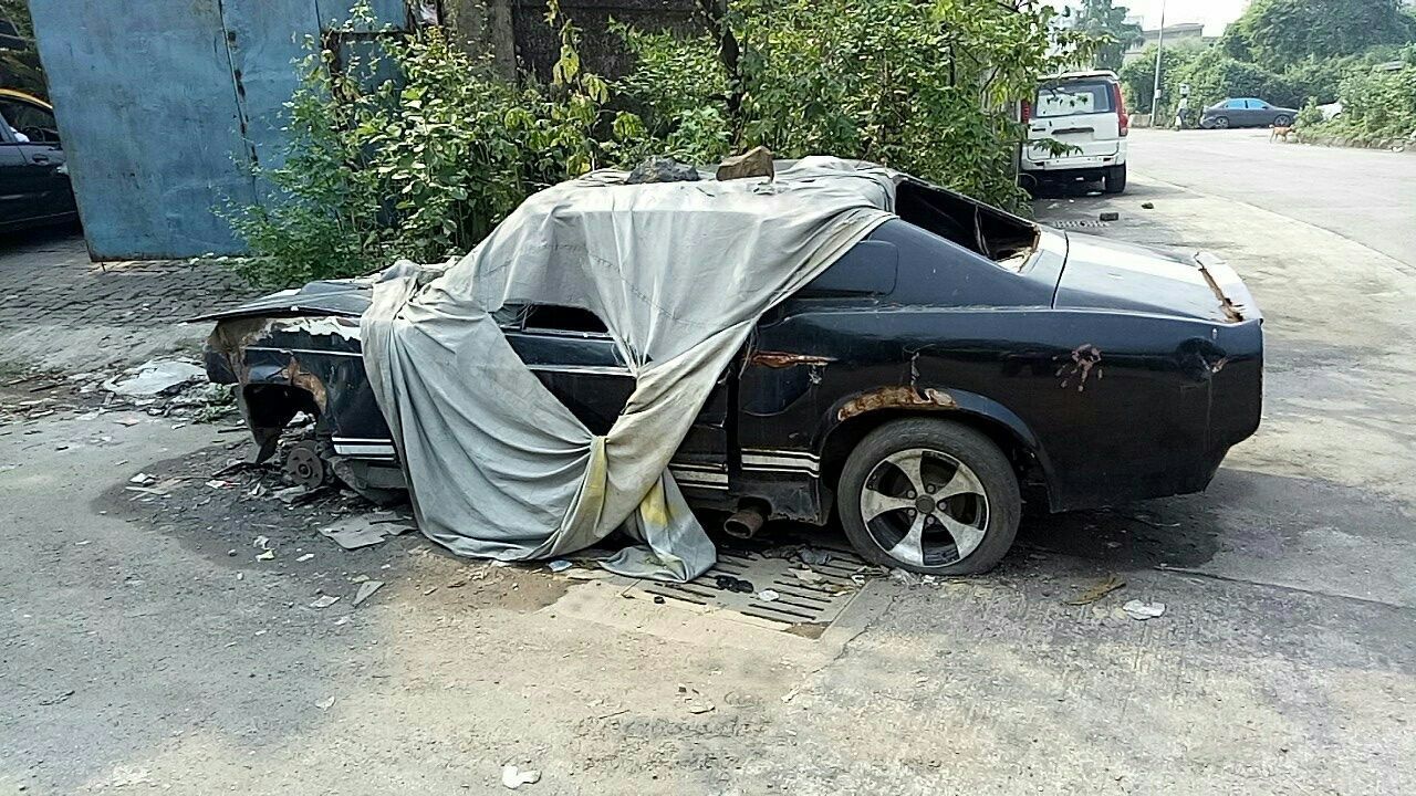 VINTAGE CAR IN YARD