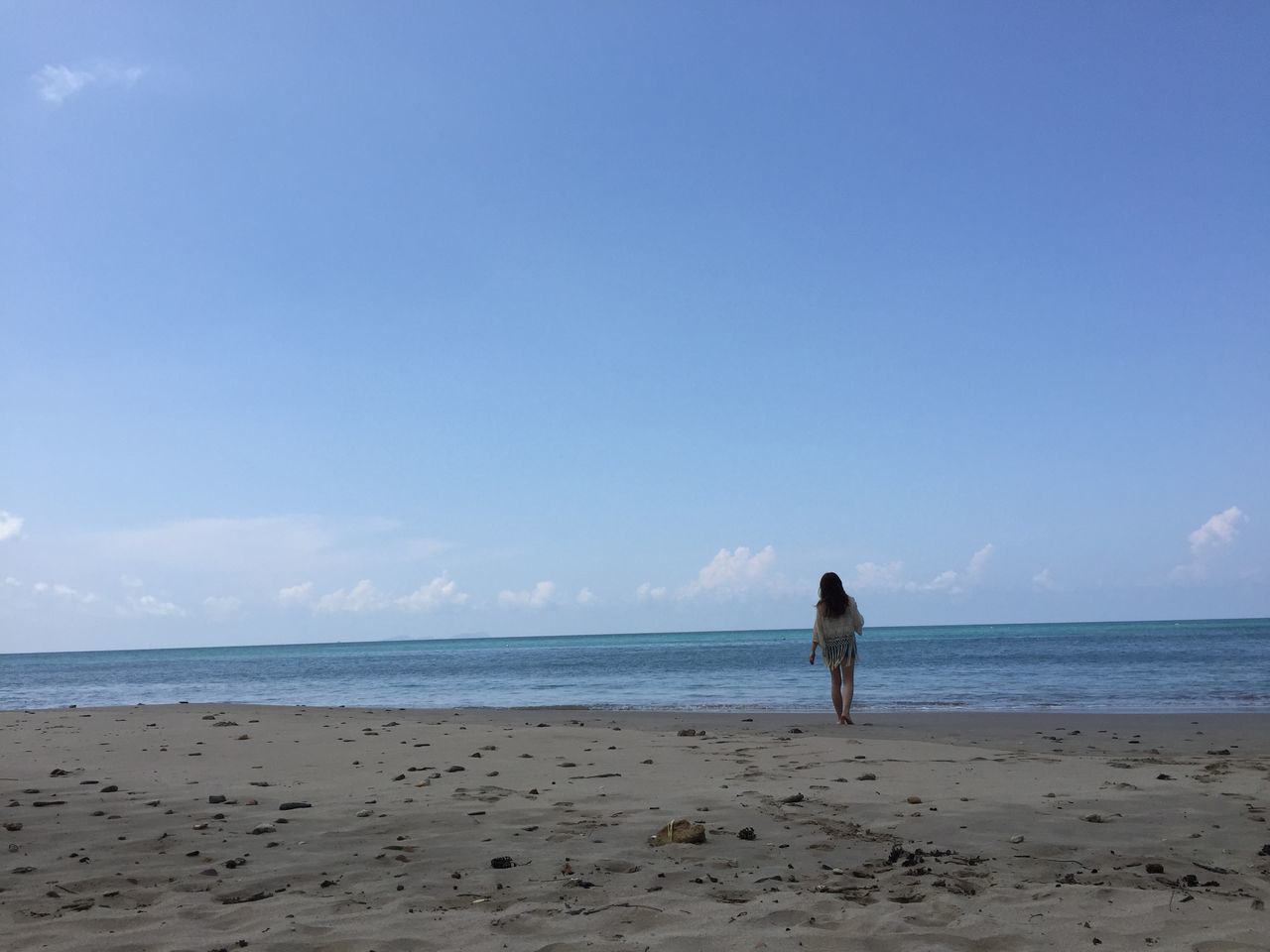 sea, beach, horizon over water, full length, shore, sky, leisure activity, water, sand, lifestyles, rear view, tranquility, tranquil scene, scenics, standing, beauty in nature, nature, vacations